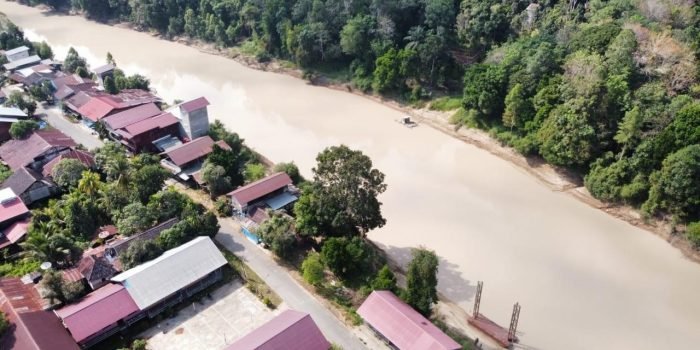 Kondisi aliran Sungai Kedang Pahu yang terlihat keruh dan bercampur lumpur sehingga tidak bisa dimanfaatkan oleh masyarakat Kecamatan Damai dan diduga telah tercemar limbah. (Istimewa)