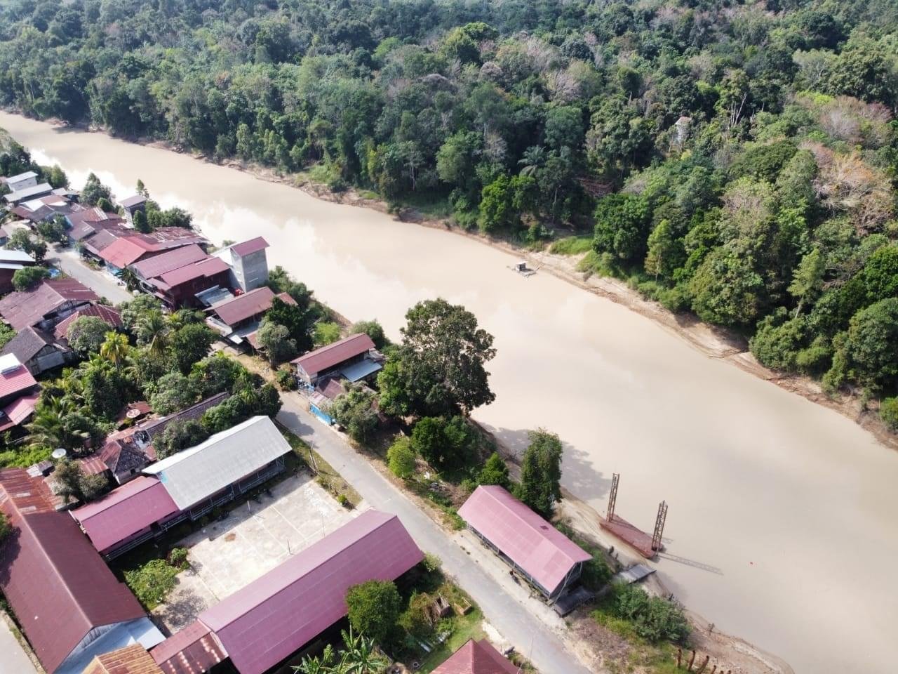 Kondisi aliran Sungai Kedang Pahu yang terlihat keruh dan bercampur lumpur sehingga tidak bisa dimanfaatkan oleh masyarakat Kecamatan Damai dan diduga telah tercemar limbah. (Istimewa)