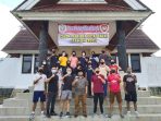 Para anggota Paskibraka foto bersama dan berolahraga untuk menjaga kesehatan sekaligus menghilangkan rasa kecewa karena batalnya kegiatan pelatihan.