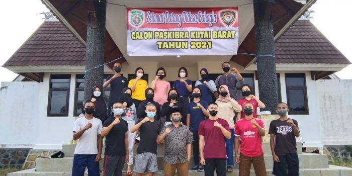 Para anggota Paskibraka foto bersama dan berolahraga untuk menjaga kesehatan sekaligus menghilangkan rasa kecewa karena batalnya kegiatan pelatihan.