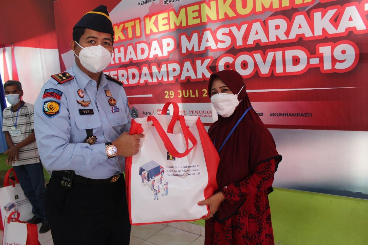 Kepala Rutan Tanah Grogot Doni Handriansyah Membagikan Paket Sembako Secara Simbolis