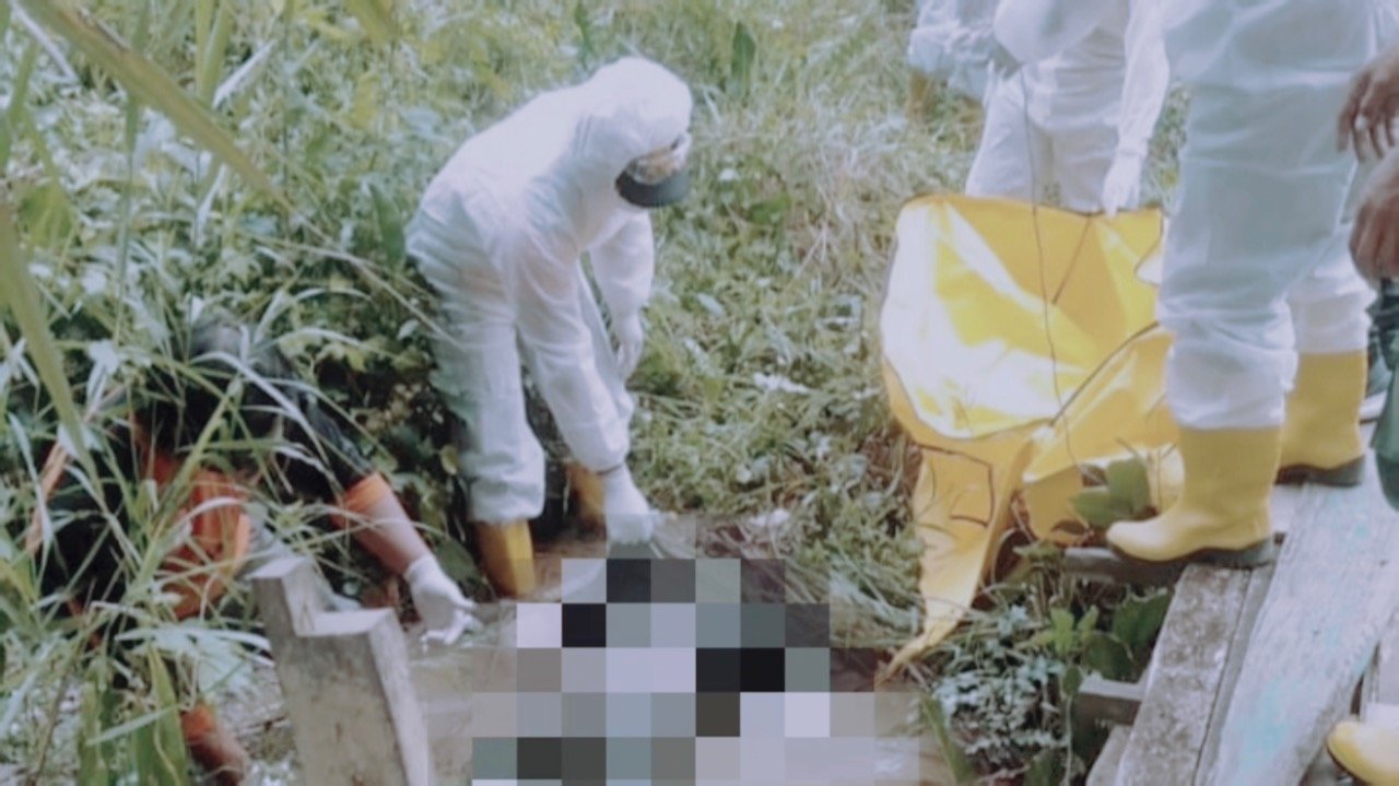 Evakuasi mayat yang ditemukan mengapung di Sungai Kandilo, Desa Rantau Panjang, Kecamatan Tanah Grogot, Kabupaten Paser, Kalimantan Timur, oleh salah seorang pekerja TKBM (Tenaga Kerja Bongkar Muat) pelabuhan. Jumat (30/7/2021).