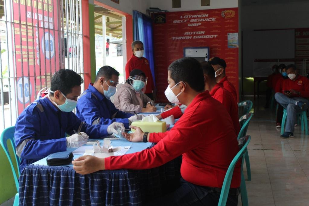 Ikatan Dokter Indonesia (IDI) Paser lakukan pemeriksaan kesehatan untuk seluruh petugas yang bertempat di aula Rutan Kelas IIB Tanah Grogot.