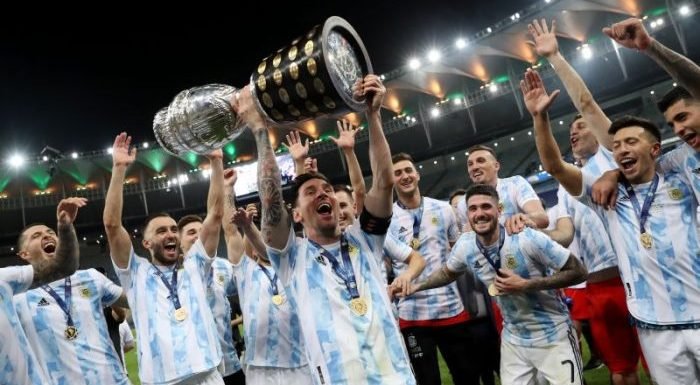 Lionel Messi dan tim Argentina merayakan kemenangan Copa America 2021 pada Final Brazil v Argentina di Estadio Maracana, Rio de Janeiro, Brasil (10/7/2021). Foto : REUTERS/Amanda Perobelli/pri.