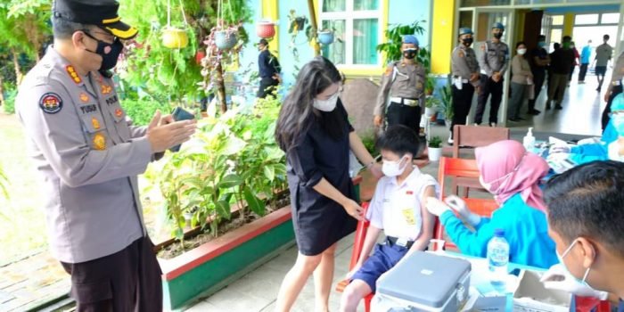 Kabid Humas Polda Kaltim, Tinjau Pelaksanaan Vaksinasi Massal di SMP Katolik Santo Mikail Balikpapan