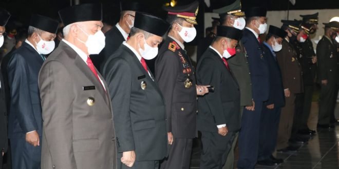 Kapolda Kaltim Irjen Pol. Drs. Herry Rudolf Nahak, M.Si., Hadiri Renungan Suci di TMP Kesuma Bangsa  Jln.Pahlawan RT.32 Kelurahan Dadi Mulya Kecamatan Samarinda Ulu, Senin malam (16/8/21). Foto : HO/Humas Polda Kaltim.