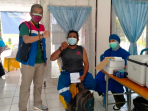 Hanif setiawan selaku sangatta field manager PT PHI region 3 zona 9, saat mendampingi salah seorang pekerja menjalani vaksinasi. Foto : HO.
