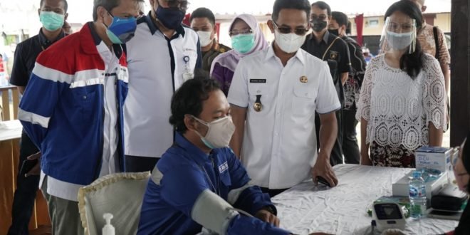 Pemerintah Kota Balikpapan memberinya apresiasi atas peranan Pertamina melangsungkan vaksin gotong royong untuk keluarga dan mitra kerja yang diadakan di Pantai Kilang Mandiri, Kamis (12/8/2021). Foto : BorneoFlash.com/Muhammad Eko.