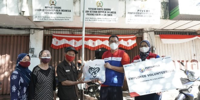 Pertamina RU Balikpapan berbagi dengan Legiun Veteran Republik Indonesia (LVRI) Kota Balikpapan. Aksi sosial ini dilaksanakan di Kantor LVRI Cabang Balikpapan. Selasa, (17/8/2021). Foto : HO.
