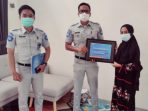 Keluarga korban meninggal dunia menerima santunan dari PT Jasa Raharja Perwakilan Kota Samarinda. Foto : HO.
