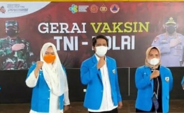 Ketua KNPI Kabupaten PPU Sulthan (tengah) bersama rekan-rekannya saat mengikuti Vaksin Presisi yang digelar oleh Polres Kabupaten PPU. Senin (9/8/2021). Foto : HO.