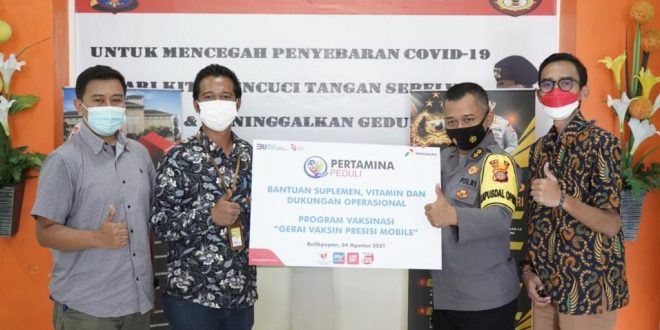 Ketua Satgas Penanganan Covid-19 Pertamina MOR Kalimantan yang juga Region Manager HSSE, Ibnu Zaenal Arifin menyerahkan bantuan secara simbolis kepada KBO Ditpamobvit Polda Kaltim, AKBP Bonifasio Rio. Foto : HO.