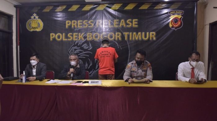 Kepolisian Sektor Bogor Timur merilis pelaku penipuan yang mengatasnamakan Wakil Menteri BUMN dan Direktur Utama PT Pegadaian (Persero), Senin (30/8/2021). Foto : HO.