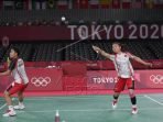 Pebulutangkis ganda Putri Indonesia Greysia Pollii/Apriyani Rahayu mengembalikan kok ke arah ganda putri China Chen Qing Chen/Jia Yi Fan dalam final Olimpiade Tokyo 2020 di Musashino Forest Sport Plaza, Tokyo, Jepang, Senin (2/8/2021).  Foto : ANTARA/Sigid Kurniawan