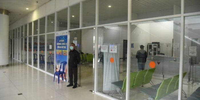 Ruang layanan tes RT-PCR di lantai mezzanin atau lantai 2 Terminal Keberangkatan di Bandara Sepinggan, Balikpapan. Foto : HO/PT Angkasa Pura I (Persero).