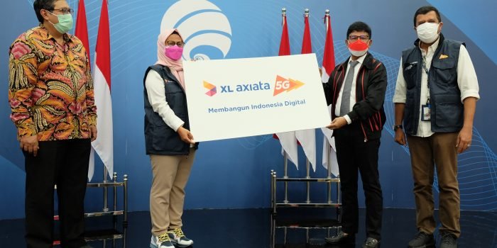 Menteri Komunikasi dan Informatika RI, Johnny G. Plate (kanan tengah) bersama dengan Presiden Direktur & CEO XL Axiata, Dian Siswarini (kiri tengah) didampingi oleh  Plt Dirjen Penyelenggaraan Pos dan Informatika, DR. Ir Ismail M.T (kiri ) dan Chief Corpo