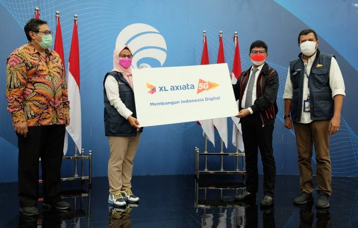 Menteri Komunikasi dan Informatika RI, Johnny G. Plate (kanan tengah) bersama dengan Presiden Direktur & CEO XL Axiata, Dian Siswarini (kiri tengah) didampingi oleh  Plt Dirjen Penyelenggaraan Pos dan Informatika, DR. Ir Ismail M.T (kiri ) dan Chief Corporate Affairs Officer XL Axiata, Marwan O. Baasir (kanan) menerima Surat Keterangan Laik Operasional (SKLO) 5G di Jakarta, Kamis (12/8/2021). Foto : HO.