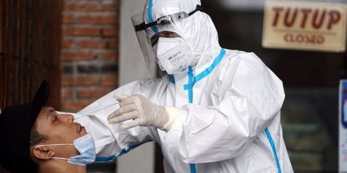 Ilustrasi. Seorang karyawan restoran menjalani tes Polymerase Chain Reaction (PCR).