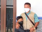 Vino yang akhirnya bisa bertemu dengan kakeknya (mbah Yatin) untuk menjemput dan tinggal bersama di Sragen, Jawa Tengah. Foto : HO.