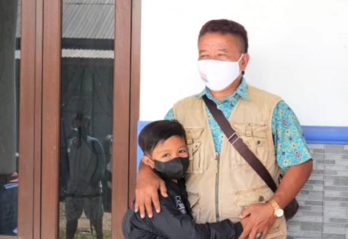 Vino yang akhirnya bisa bertemu dengan kakeknya (mbah Yatin) untuk menjemput dan tinggal bersama di Sragen, Jawa Tengah. Foto : HO.