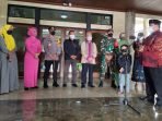 Bupati Kutai Barat FX Yapan saat melepas keberangkatan Vino pulang Kampung di lobby Kantor Bupati Kutai Barat, (1/8/2021) kemarin. Foto : BorneoFlash.com/Lilis Suryani.