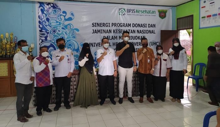 Kepala BPJS Kesehatan Cabang Samarinda Mangisi Raja Simarmata dan Wakil Walikota Samarinda Rusmadi Foto Bersama saat Penyerahan simbolis Kartu Indonesia Sehat di Kantor Kelurahan Air Hitam Samarinda Ulu, Rabu (8/4/2021). Foto : HO.
