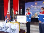 PT Pertamina RU V memberikan bantuan sembako kepada warga yang terdampak PPKM, Bantuan diterima secara  secara simbolis oleh Walikota Balikpapan Rahmad Mas'ud di halaman Pemkot Balikpapan pada Kamis (5/8/2021). Foto : BorneoFlash.com/Muhammad Eko.