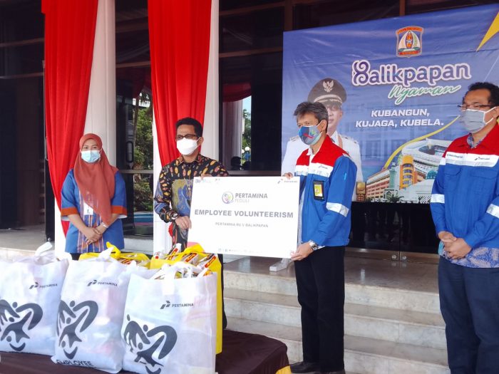 PT Pertamina RU V memberikan bantuan sembako kepada warga yang terdampak PPKM, Bantuan diterima secara  secara simbolis oleh Walikota Balikpapan Rahmad Mas'ud di halaman Pemkot Balikpapan pada Kamis (5/8/2021). Foto : BorneoFlash.com/Muhammad Eko.