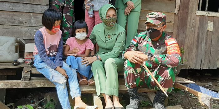 Dandim 0912/Kubar Letkol Kav Yudi Prasetyo dan Istri, Bersama dengan Anak Ambo Dae.