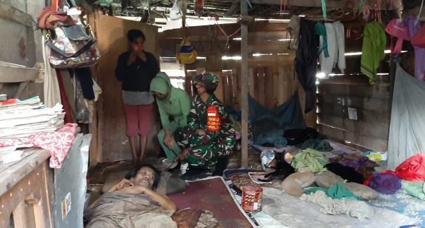 Dandim 0912/KBR Letkol Kav Yudhi Prasetyo Purnomo meninjau langsung dan memberikan bantuan kepada keluarga Ambo Dae warga kurang mampu di Kutai Barat. Foto : BorneoFlash.com/Lilis Suryani.