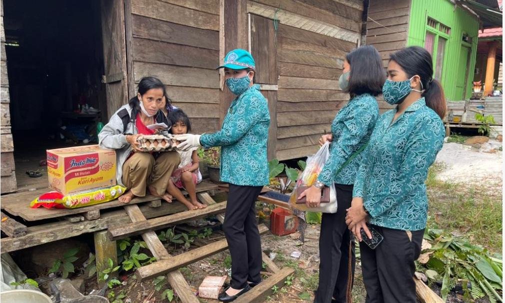 Ketua tim PKK Kubar, Yayuk Seri Rahayu beserta jajarannya datang memberikan bantuan kepada keluarga Ambo Dae, warga kurang mampu di Barong Tongkok.