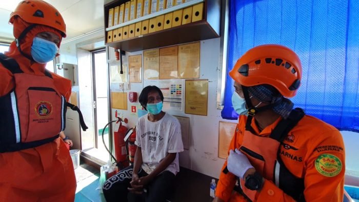 Kantor pencarian dan pertolongan kelas A Balikpapan  melakukan evakuasi terhadap Triyono (26) Warga RT 3 Desa Wonokromo Jawa Timur (Jatim) diperairan Teluk Balikpapan pada Jumat (6/8/2021) sekitar pukul 11.00 WITA. Foto : HO.