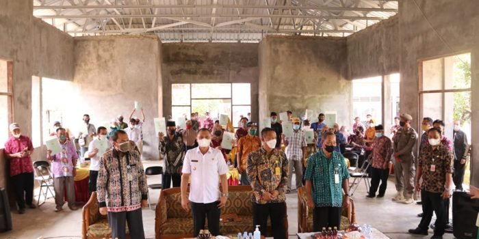 Serah terima sertifikat tanah dari Kepala Badan Pertanahan Nasional (BPN) Paser, Zubaidi kepada Bupati Paser dr. Fahmi Fadli, yang berlangsung di Aula Kantor Kecamatan Long Kali, Kabupaten Paser, Kalimantan Timur. Kamis (5/8/2021).