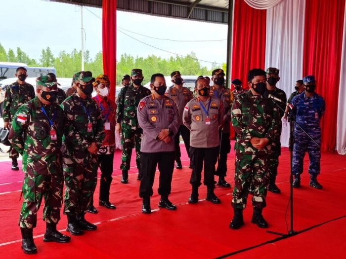 komandan Korem 092/Maharajalila Brigjen TNI Suratno, S.I.P, menyambut kedatangan Panglima TNI Marsekal TNI Dr. Hadi Tjahjanto S.I.P. dan Kapolri Jenderal Pol Drs. Listyo Sigit Prabowo, M.Si., bertempat di Lanud Anang Busra Tarakan, Jumat(06/08/2021). Foto : HO.