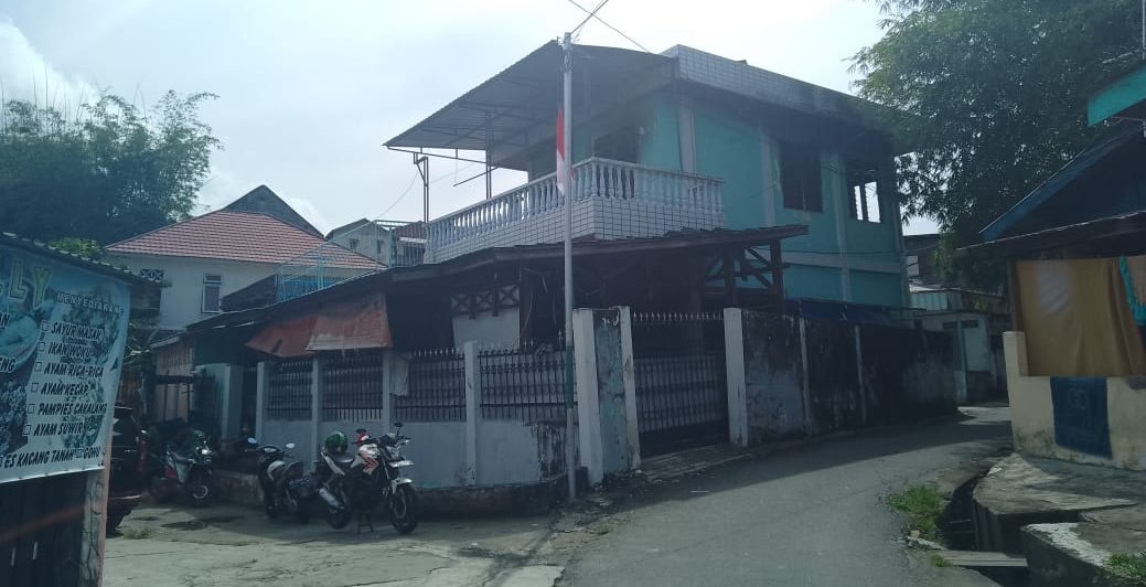 Bangunan Lantai Dua Hangus Jadi Arang