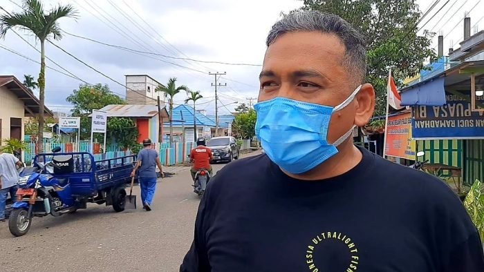 Ketua Komisi I Dewan Perwakilan Rakyat Daerah (DPRD) Kabupaten Paser, Hendrawan Putra, yang mengikuti kegiatan gotong royong pada Minggu (8/8/2021) kemarin, berbaur dengan masyarakat dalam melakukan bersih-bersih lingkungan. Foto : BorneoFlash.com/Fitriani.