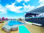 Suasana Pool dan Rooftop MaxOne Hotel Balikpapan. Foto : HO.
