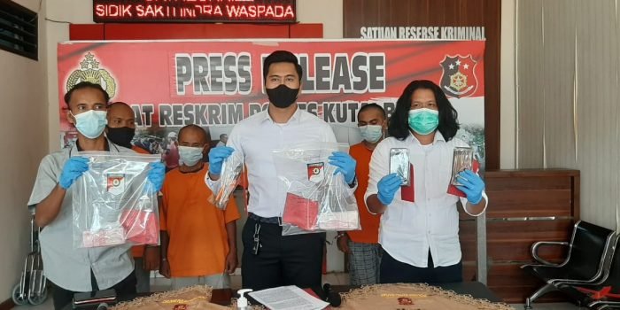 Kasat Reskrim Polres Kubar, AKP I Made Suryadinata Memperlihatkan Barang Bukti saat konferensi pers di Mapolres Kubar, Senin (9/8/2021). Foto : BorneoFlash.com/Lilis Suryani.