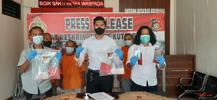 Kasat Reskrim Polres Kubar, AKP I Made Suryadinata Memperlihatkan Barang Bukti saat konferensi pers di Mapolres Kubar, Senin (9/8/2021). Foto : BorneoFlash.com/Lilis Suryani.