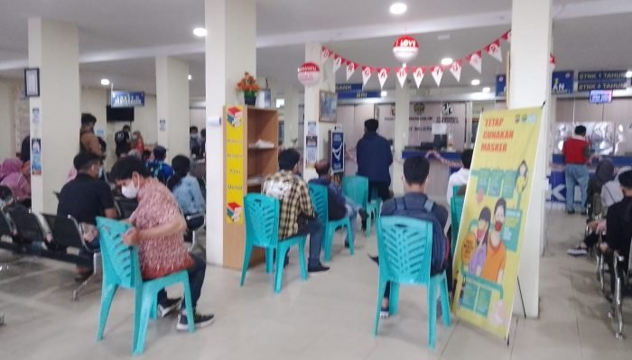 Suasana antrian pembayaran pajak kendaraan di Samsat Markoni pada Jumat (13/8/2021). Foto : BorneoFlash.com/Muhammad Eko.