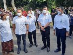 Menteri Koordinator Bidang Maritim dan Investasi Luhut Binsar Pandjaitan, Menteri Dalam Negeri Tito Karnavian, Menteri Kesehatan Budi Gunadi, dan Gubernur Bali Wayan Koster dengan didampingi Direktur Utama BPJAMSOSTEK, Anggoro Eko Cahyo, mengunjungi gelaran program "Vaksinasi Bersama BPJAMSOSTEK" di Wantilan DPRD Provinsi Bali, Rabu (11/8/2021). Foto : HO.