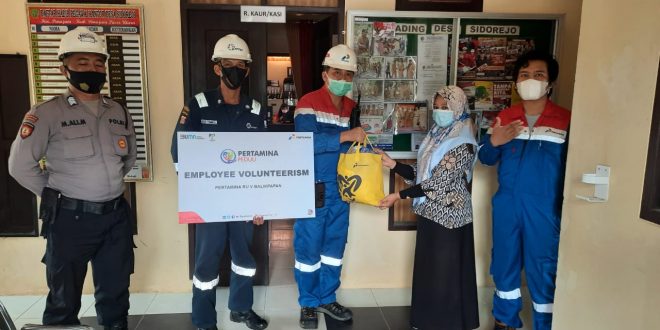 Pertamina RU Balikpapan menyalurkan sebanyak 150 paket sembako di Kabupaten Penajam Paser Utara (PPU), Penyaluran bantuan ini merupakan bagian realisasi donasi employee volunteerism. Sabtu (14/08/2021). Foto : HO.