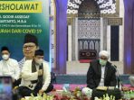 Menteri Koordinator Bidang Perekonomian Airlangga Hartarto menghadiri ‘Indonesia Bersholawat’ dalam rangka memperingati 1 Muharram 1443 Hijriyah bersama habaib, ulama, dan kyai di kediaman Habib Syech Bin Abdul Qodir Assegaf, Sabtu (14/8/2021). Foto : HO.