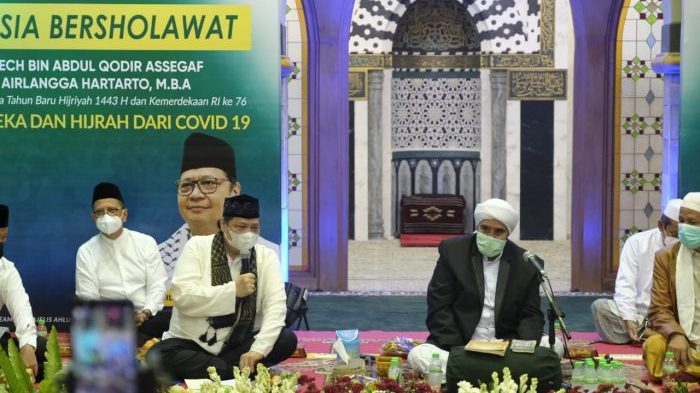 Menteri Koordinator Bidang Perekonomian Airlangga Hartarto menghadiri ‘Indonesia Bersholawat’ dalam rangka memperingati 1 Muharram 1443 Hijriyah bersama habaib, ulama, dan kyai di kediaman Habib Syech Bin Abdul Qodir Assegaf, Sabtu (14/8/2021). Foto : HO.
