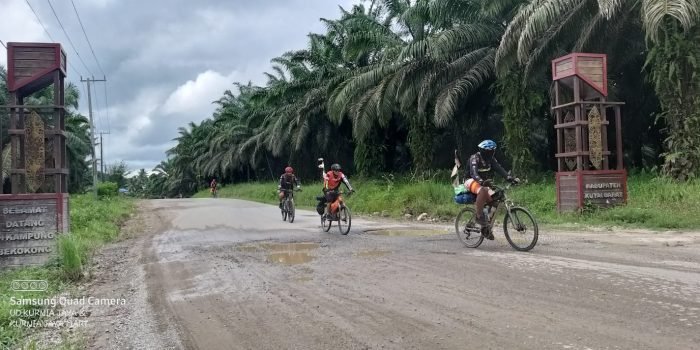 Anggota SBC Kubar terus mengayuh sepeda dengan jarak 350 km meskipun diterpa panas dan hujan selama tiga hari perjalanan. Foto : HO.