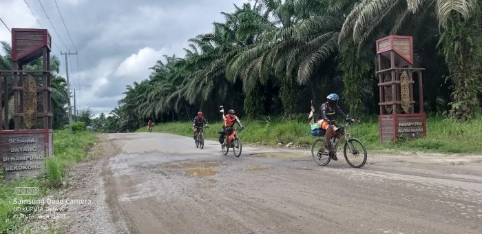 Anggota SBC Kubar terus mengayuh sepeda dengan jarak 350 km meskipun diterpa panas dan hujan selama tiga hari perjalanan. Foto : HO.