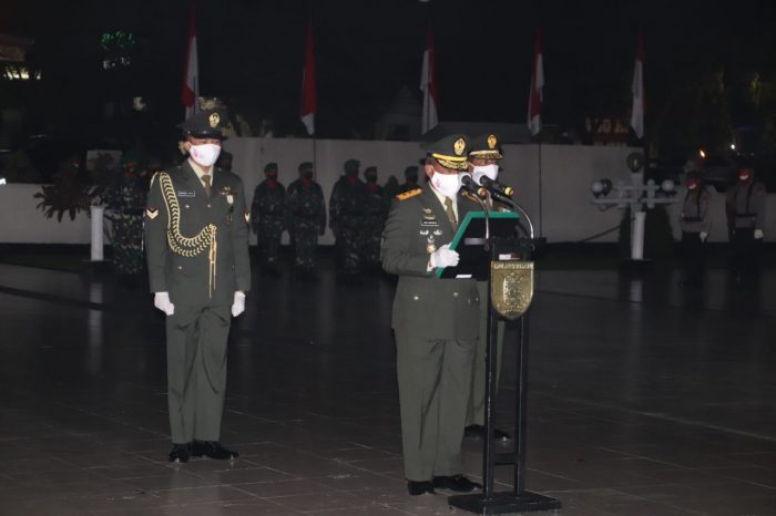 Pangdam VI/Mulawarman Mayjen TNI Heri Wiranto, S.E., M.M.,M.Tr. (Han) memimpin Upacara Renungan Suci di Taman Makam Pahlawan (TMP) Kusuma Bangsa Jln.Pahlawan RT.32 Kelurahan Dadi Mulya Kecamatan Samarinda Ulu, Senin malam (16/8/21). Foto : HO.