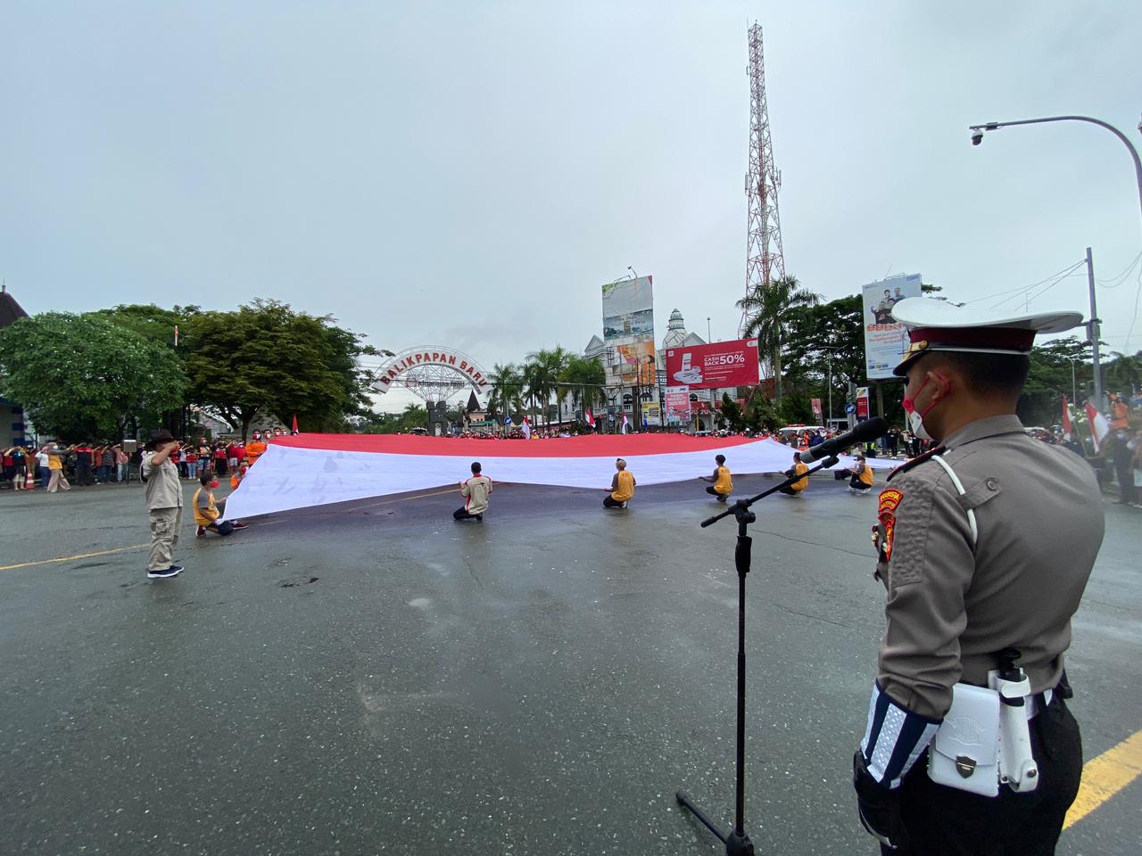 Detik Proklamasi: Bendera Raksasa Terbentang Di Persimpangan Balikpapan ...