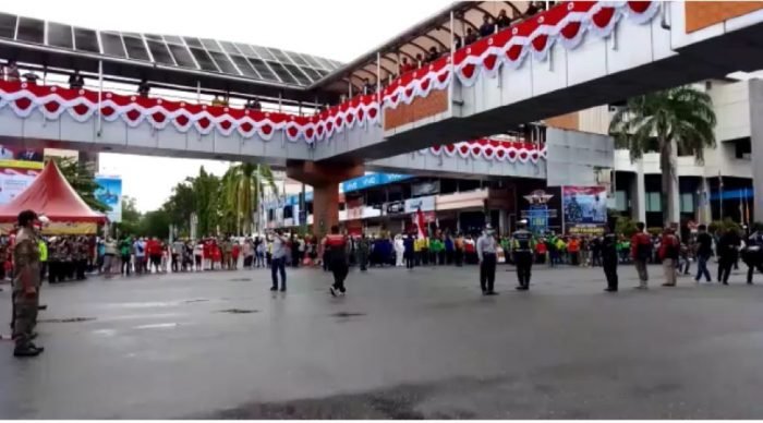 Peringatan  HUT Ke -76 RI Tahun 2021 berlangsung di simpang Lampu Merah (Depan Plaza Balikpapan), Jln. Jenderal Sudirman, Kecamatan Balikpapan kota, pada Rabu (17/8/2021) pagi. Foto : BorneoFlash.com/Muhammad Eko.