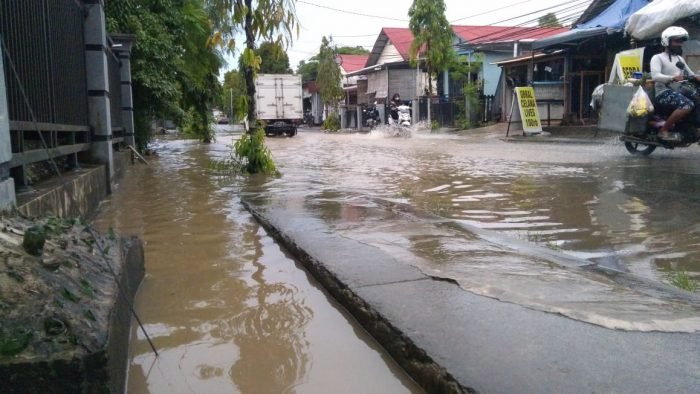 Kondisi Genangan Air di Jalan Wonorejo Kampung Timur terpantau pada Kamis (19/8/2021). Foto : BorneoFlash.com/Muhammad Eko.